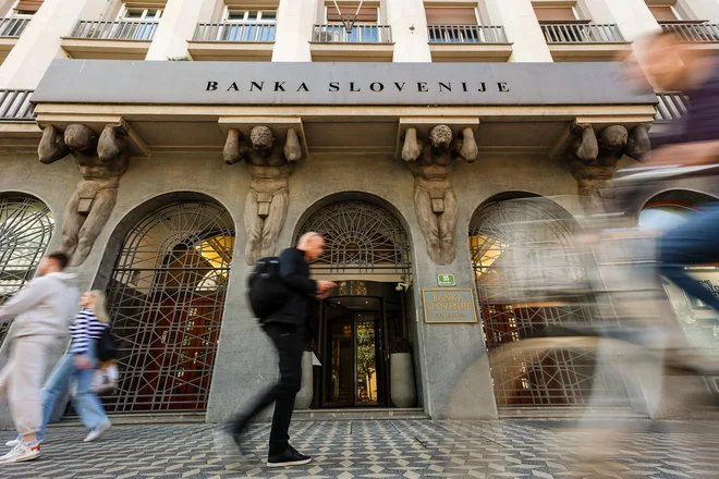NPU tudi po pregledu delno prekrite dokumentacije nekdanje šefe Banke Slovenije sumi zlorabe položaja. Foto Črt Piksi