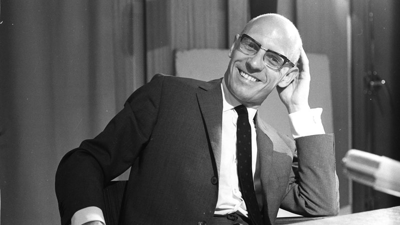 Fotografija: Michel Foucault se je vse življenje ukvarjal z raziskovanjem oblasti, z iskanjem možnosti za odpor in pri tem je uporabljal inovativne načine in strategije.

FOTO: Marc Garanger/Aurimages
