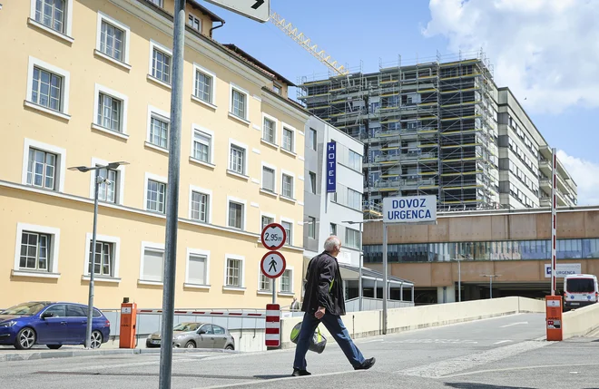 Obnovitvena dela niso zastala in potekajo po usklajenem in potrjenem terminskem planu, zagotavljajo na ministrstvu za zdravje. Foto Jože Suhadolnik