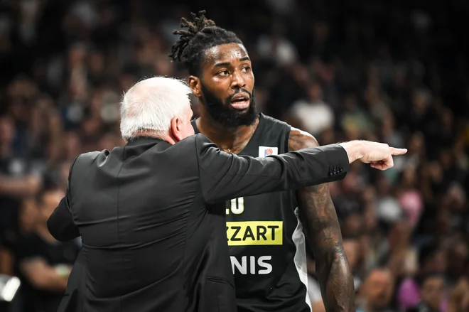 Trener Partizana Željko Obradović in adut Beograjčanov Mathias Lessort med pogovorom. FOTO: Liga Aba