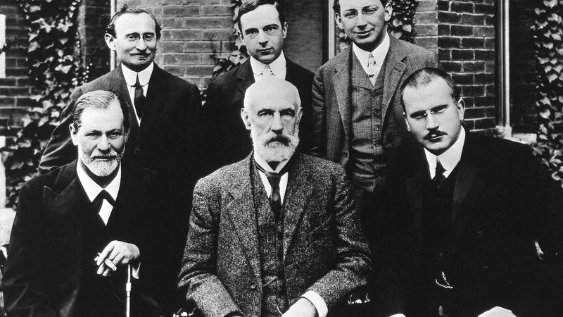Fotografija: Na skupinski fotografiji pred univerzo Clark iz leta 1909 je prvi z leve v prvi vrsti Sigmund Freud, Jung je tretji, med njima sedi G. Stanley Hall, zadaj stojijo Abraham Brill, Ernest Jones in Sándor Ferenczi. FOTO: Wikipedija
