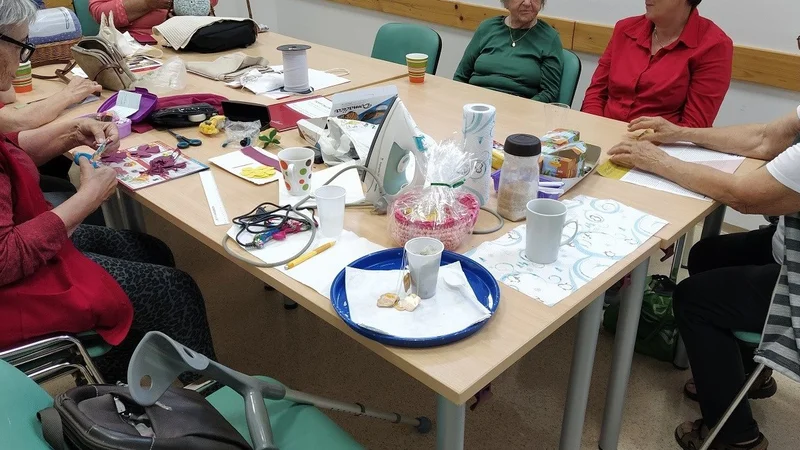 Dejavnosti društva Nikoli sam so namenjene spodbujanju družabnosti, kreativnega in ustvarjalnega izražanja ter socializaciji. FOTO: arhiv društva Nikoli sam