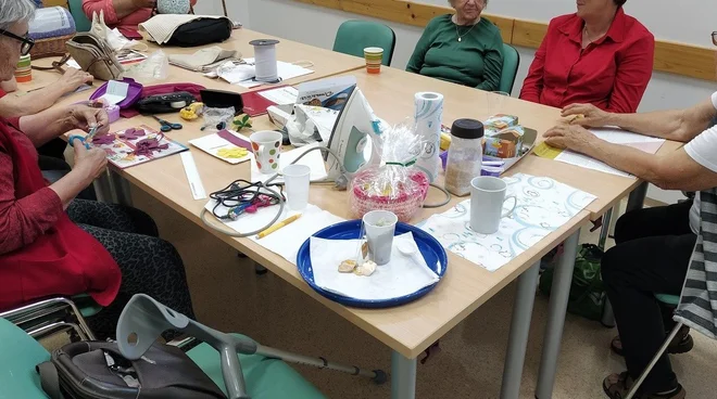 Dejavnosti društva Nikoli sam so namenjene spodbujanju družabnosti, kreativnega in ustvarjalnega izražanja ter socializaciji. FOTO: arhiv društva Nikoli sam