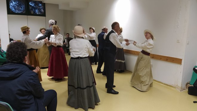 Med dejavnostmi društva so tudi vadba in učenje folklornih plesov, ki se izvajata v okviru folklorne skupine Kolovrat in njene glasbene skupine. FOTO: arhiv društva Nikoli sam