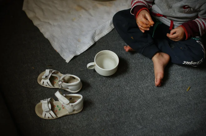 Otroci na Afriškem rogu živijo v obsežni krizi brez primere zaradi lakote, razseljevanja, pomanjkanja vode in negotovosti. (Fotografija je simbolična). FOTO: Jure Eržen/Delo