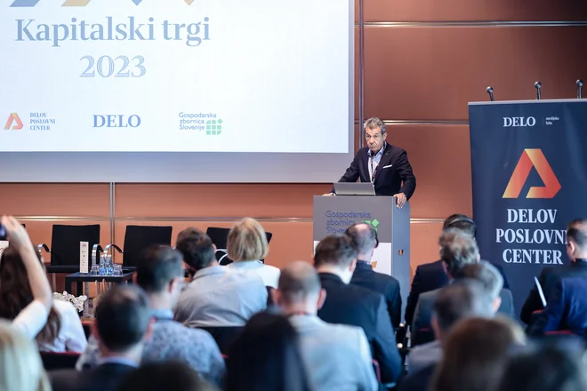 Kapitalski trg moramo narediti bolj prepoznaven, je v pozdravnem nagovoru udeležencem konference Kapitalski trgi med drugim dejal Stojan Petrič, direktor medijske hiše Delo. FOTO: Črt Piksi/Delo