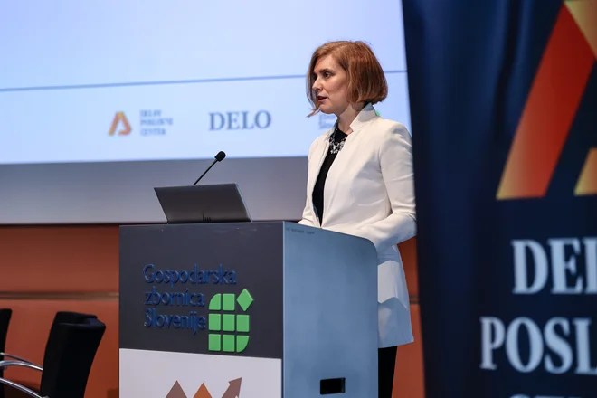 V imenu soorganizatorja konference, Gospodarske zbornice Slovenije, je udeležence konference nagovorila mag. Marjana Majerič, izvršna direktorica za področje strateškega razvoja in internacionalizacijo na GZS. FOTO: Črt Piksi/Delo