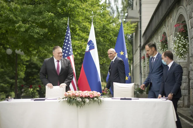 Janševe izjave o Tajvanu in privolitev v kandidaturo na prigovarjanje ZDA so avgusta leta 2020 na obisk v Slovenijo pripeljale takratnega ameriškega državnega sekretarja Mika Pompea.

Foto Jure Eržen