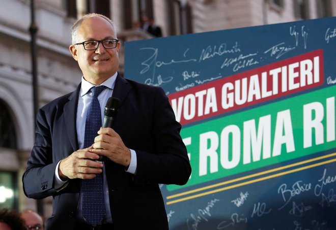 Župan Rima Roberto Gualtieri je sicer zgodovinar in tudi po profesiji jezen na ekovandale. Foto Remo Casilli Reuters