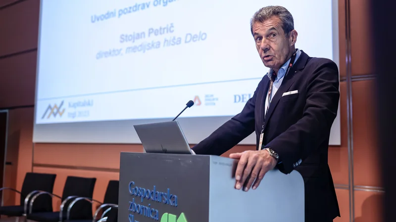 Stojan Petrič, direktor medijske hiše Delo, je udeležencem konference podal svoj pogled na razvoj kapitalskega trga. FOTO: Črt Piksi/Delo