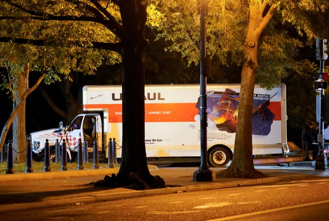 Devetnajstletnik iz Misurija se je zn najetim tovornjakom zaletel v varnostne ovire v bližini Bele hiše. Foto Nathan Howard/Reuters