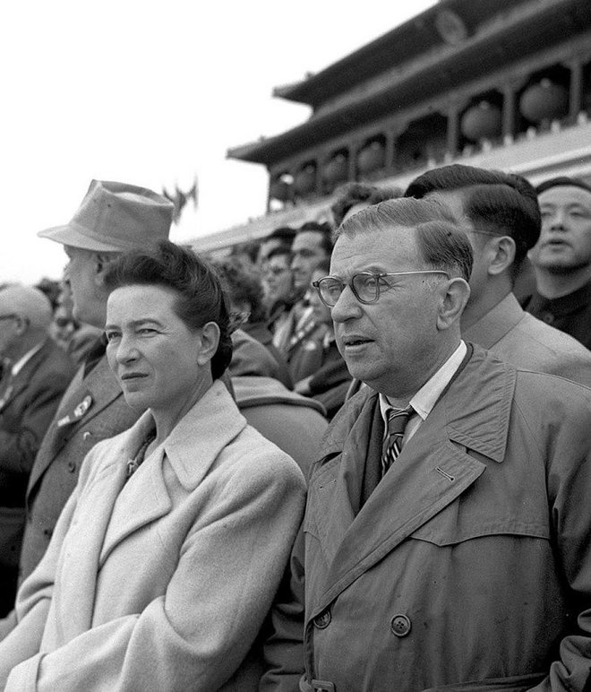 Simone de Beauvoir in Jean-Paul Sartre v Pekingu leta 1955. Foto Wikipedija.