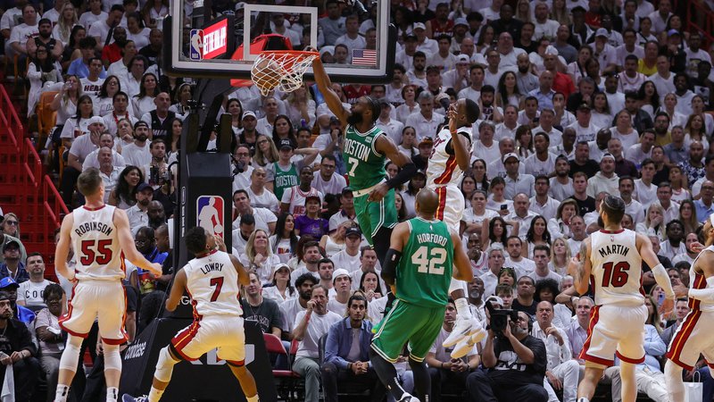 Fotografija: Košarkarji Boston Celtics so podaljšali nastope v finalu vzhodne konference severnoameriške lige NBA, potem ko so v dvoboju z Miami Heat dosegli prvo zmago. FOTO: Megan Briggs/Getty Images/AFP