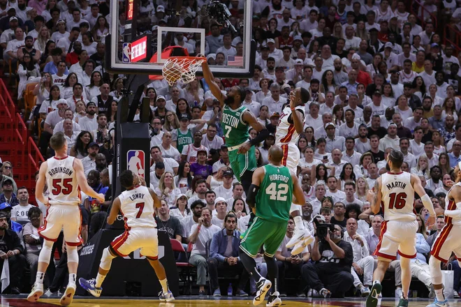 Košarkarji Boston Celtics so podaljšali nastope v finalu vzhodne konference severnoameriške lige NBA, potem ko so v dvoboju z Miami Heat dosegli prvo zmago. FOTO: Megan Briggs/Getty Images/AFP