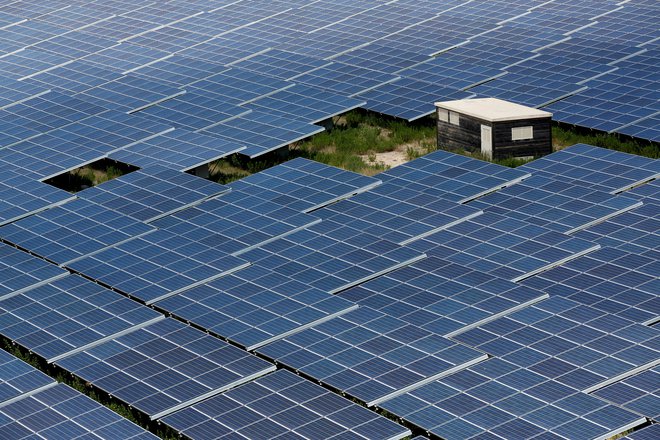 Nameščanje obnovljivih virov energije bi moralo potekati hitreje. FOTO: Jean-Paul Pelissier/Reuters