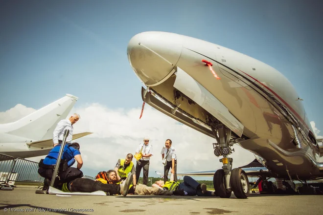 Aktivisti so zmotili največji sejem zasebnih letal v Ženevi. FOTO: Thomas Wolf/Stay Grounded