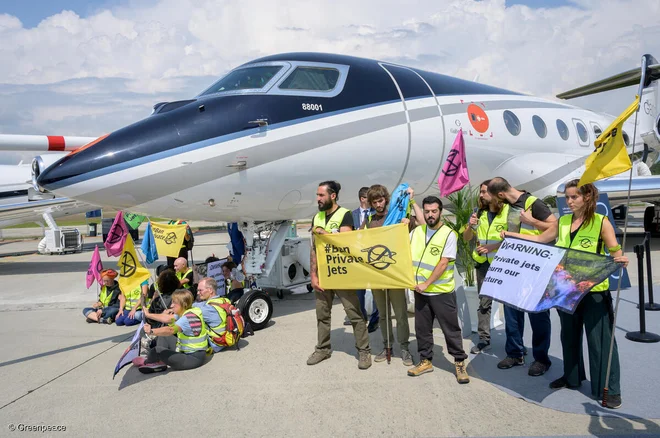 Preprečevali so dostope do razstavljenih letal, lepili nalepke o škodljivosti in dočakali pripor. FOTO: Flurin Bertschinger/Greenpeace