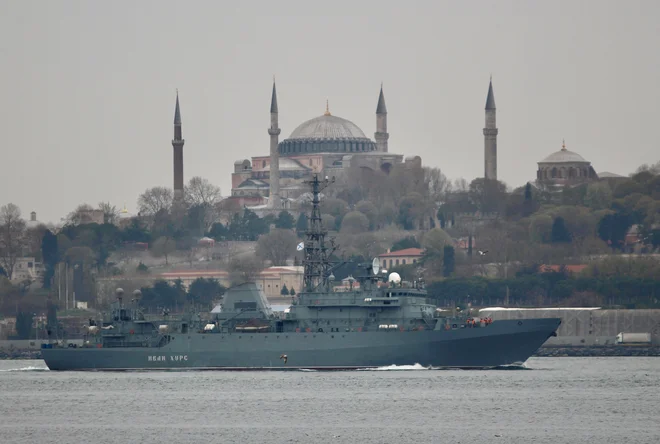 Ivan Kurs pluje mimo Bosforja. FOTO: Yoruk Isik/Reuters