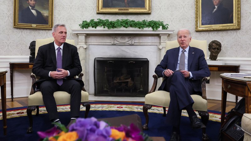 Fotografija: Predsednik Joe Biden in predsednik predstavniškega doma kongresa Kevin McCarthy sta se ta teden ponovno pogajala o dvigu zgornje dovoljene meje javnega dolga, a tudi tokrat nista dosegla dogovora. Foto Leah Millis/Reuters