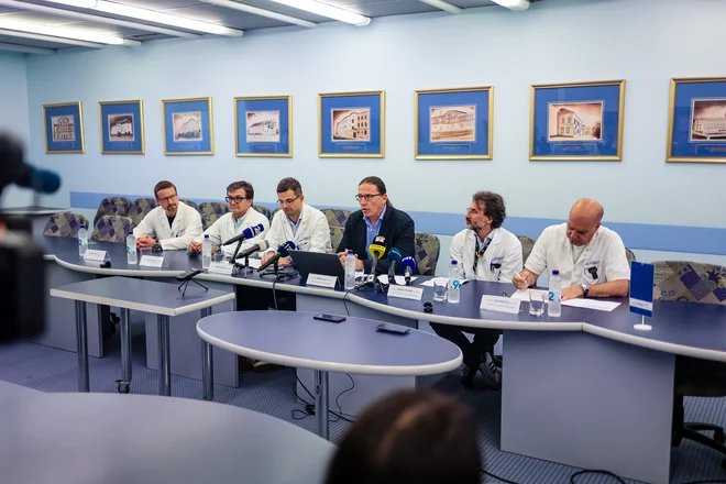 Širše vodstvo ljubljanskega UKC na včerajšnji tiskovni konferenci. FOTO: Črt Piksi/DELO