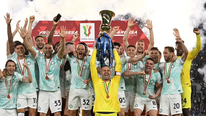 Samir Handanović je kot kapetan pokal prvi vzdignil v zrak. FOTO: Reuters