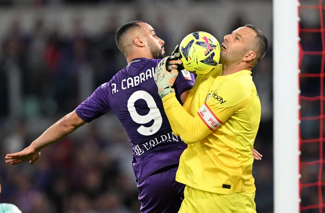 Handanović je imel precej dela z napadalci Fiorentine. FOTO: Reuters