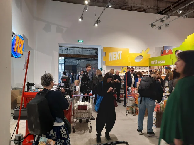 Latvijski paviljon je zasnovan kot supermarket arhitekturnih zamisli iz več kot 500 paviljonov iz zadnjih desetih bienalov. FOTO: Saša Bojc