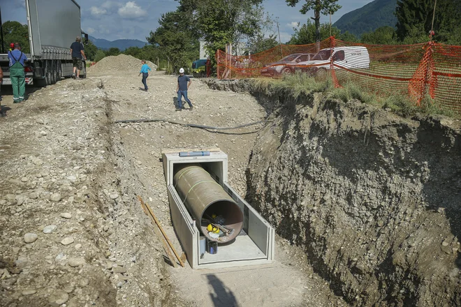 Še kako smo vsi za ohranitev čiste pitne vode in zato večinoma (plebiscitarno) podpiramo skrb za njeno ohranitev; temu pa je po strokovnih merilih namenjena gradnja kanala C0. FOTO: Jože Suhadolnik/Delo