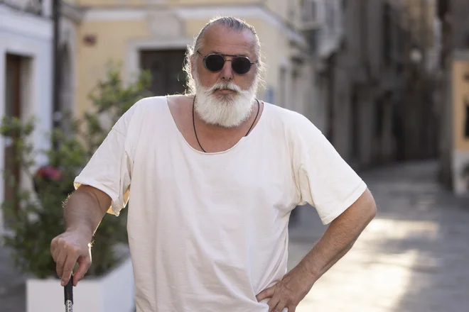 Vinci Vogue Anžlovar: V bistvu sem bolj kot lik Jima Carreyja iz Trumanovega šova, tip, ki je od trenutka, ko se je rodil kot nezaželen otrok, postal glavni igralec resničnostnega šova, ki teče štiriindvajset ur na dan, le da tega ne ve. FOTO: Željko Stevanić/ifp