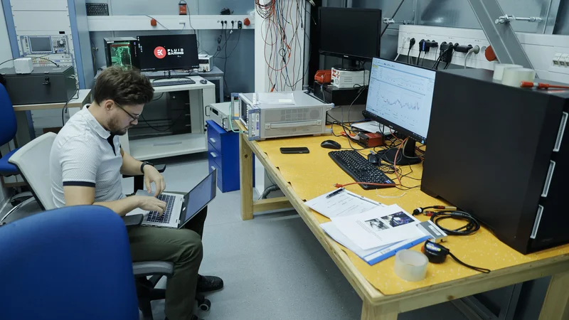 Dokazovanje ustreznosti za elektrotehnične proizvode obsega preizkušanje velikega števila zahtevnih parametrov. Foto Jože Suhadolnik