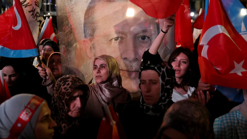 Fotografija: Recep Tayyip Erdoğan je v prvem krogu zbral dobra 2,5 milijona več glasov od opozicijskega tekmeca. FOTO: Umit Bektas/Reuters