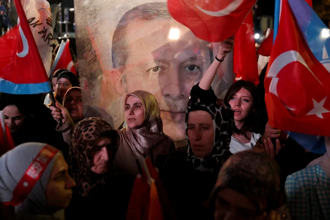 Recep Tayyip Erdoğan je v prvem krogu zbral dobra 2,5 milijona več glasov od opozicijskega tekmeca. FOTO: Umit Bektas/Reuters