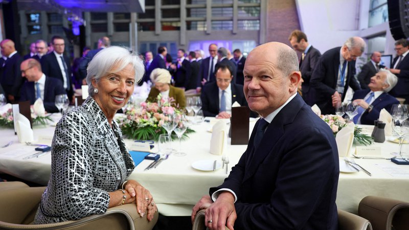 Fotografija: Predsednica ECB Christine Lagarde in nemški kancler Olaf Scholz med praznovanjem 25. obletnice obstoja evra na sedežu ECB v Frankfurtu FOTO: Kai Pfaffenbach/AFP