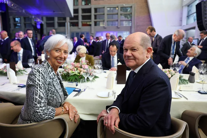 Predsednica ECB Christine Lagarde in nemški kancler Olaf Scholz med praznovanjem 25. obletnice obstoja evra na sedežu ECB v Frankfurtu FOTO: Kai Pfaffenbach/AFP