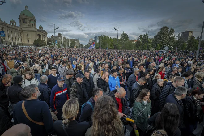 Protesti pod sloganom Srbija proti nasilju v srbski prestolnici potekajo vsak petek vse od dveh strelskih napadov v začetku meseca, v katerih sta 13-letnik in 20-letnik ubila skupno 18 ljudi. FOTO: Jože Suhadolnik/Delo