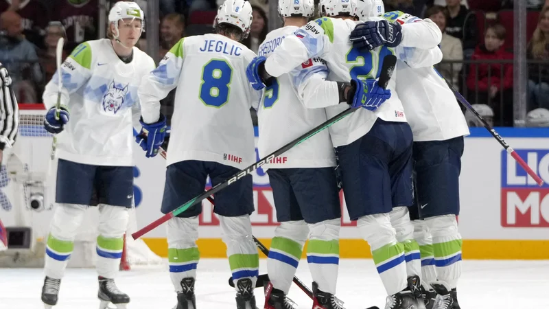 Po nesrečnem nastopu na svetovnem prvenstvu skupine A v Rigi bodo slovenski hokejisti pot za ekspresno vrnitev med najboljše iskali na Južnem Tirolskem. FOTO: Ints Kalnins/Reuters