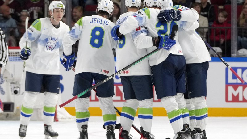 Fotografija: Po nesrečnem nastopu na svetovnem prvenstvu skupine A v Rigi bodo slovenski hokejisti pot za ekspresno vrnitev med najboljše iskali na Južnem Tirolskem. FOTO: Ints Kalnins/Reuters