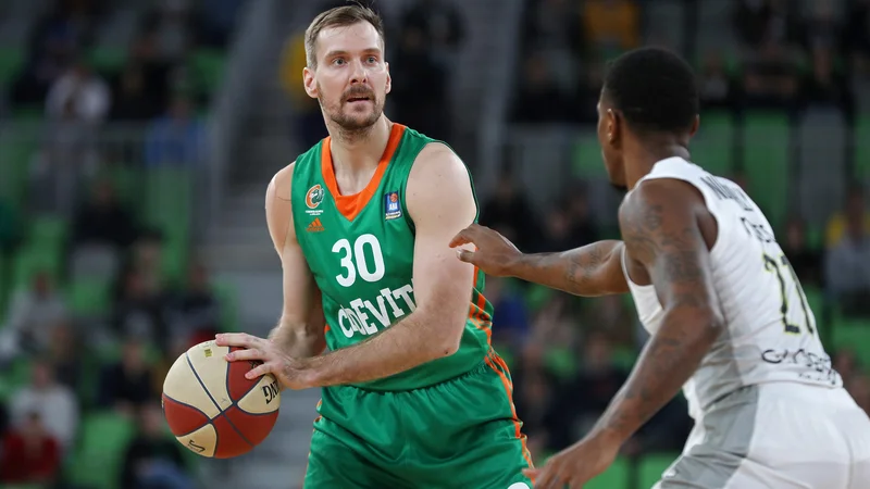 Kapetan Zoran Dragić zna spodbuditi soigralce, da v obrambi stopijo skupaj. Prav to smo letos pod koši v Stožicah (pre)večkrat pogrešali. FOTO: ABA
