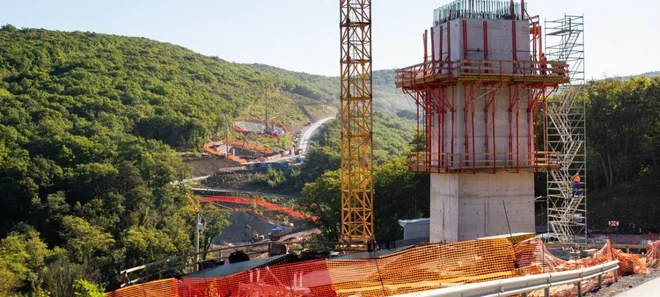 Čeprav so viadukt začeli graditi pozneje, izvajalci napovedujejo dokončanje do konca tega leta. Foto 2tdk