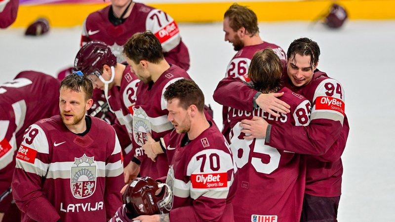 Fotografija: Latvijski hokejisti niso skrivali navdušenja po zgodovinski uvrstitvi v polfinale SP. FOTO: Gints Ivuskans/AFP