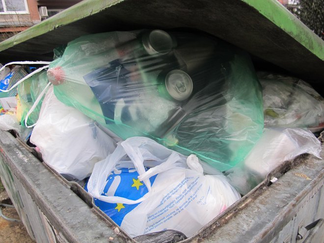 Zdaj je vse preprosto, še v pravo ločevanje odpadkov ni nihče zares prisiljen. FOTO: Borut Tavčar/Delo