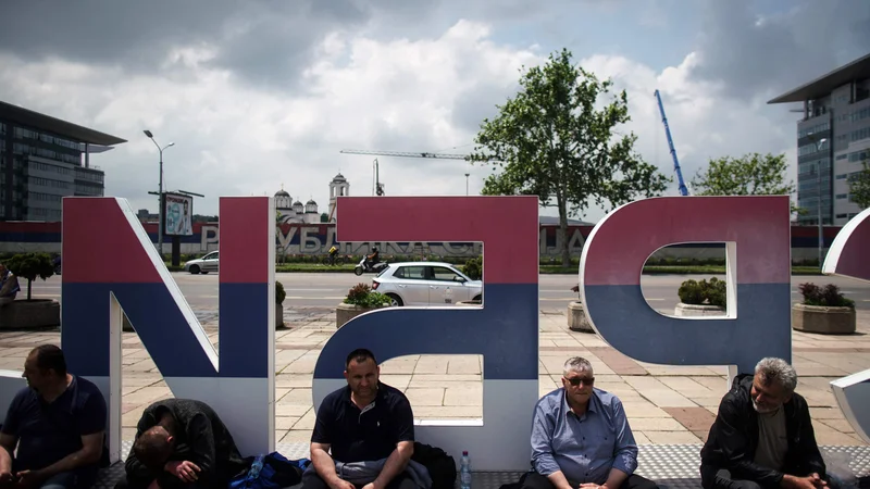 Fotografija: Včeraj so iz celotne Srbije z avtobusi pripeljali v Beograd množico ljudi, številni so morali tja pod prisilo, sicer bi lahko ostali brez službe. Ljudje, ki že dve desetletji zaman čakajo lepšo evropsko prihodnost, so dočakali prisilno udeležbo na shodu v podporo predsedniku Aleksandru Vučiću.
Foto Oliver Bunic/AFP
