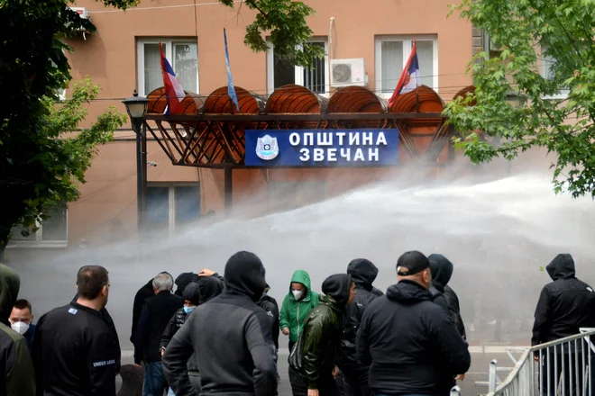 Proti srbskim protetsnikom so uproabili tudi vodni top. FOTO: Stringer/AFP