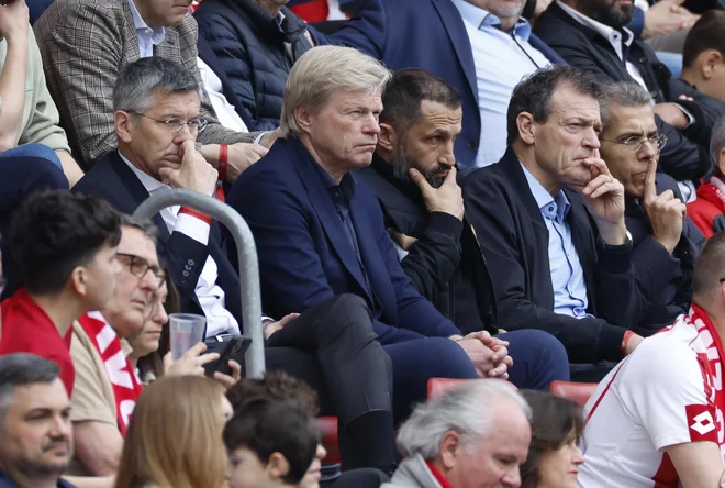 Bayernovo vodstvo (drugi z leve Oliver Kahn, tretji pa Hasan Salihamidžić) ne more skriti zaskrbljenosti..FOTO: Heiko Becker/ Reuters