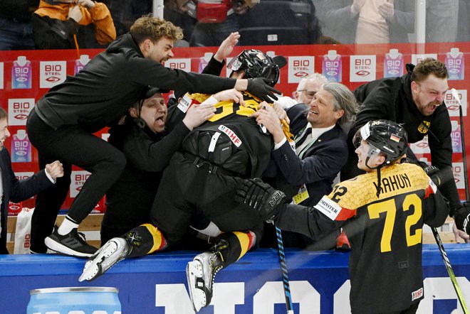 Noro veselje Nemcev ob zmagovitem zadetku v podaljšku. FOTO: Jussi Nukari/Reuters