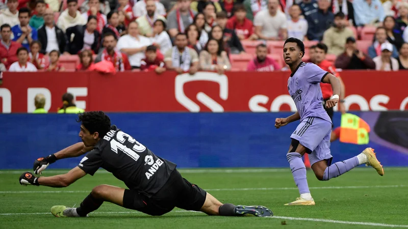 Fotografija: Rodrygo je z dvema goloma Real Madridu priigral zasuk v Sevilli. FOTO: Cristina Quicler/AFP