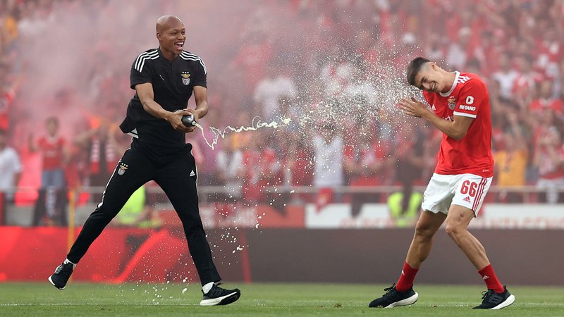 Fotografija: Nogometaši Benfice se niso tuširali v slačilnici, temveč že na igrišču s šampanjcem. FOTO: Rodrigo Antunes/Reuters