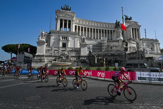 Roglič in Altare della Patria - Vittoriano na Piazzi Venezia. FOTO: Alberto Pizzoli