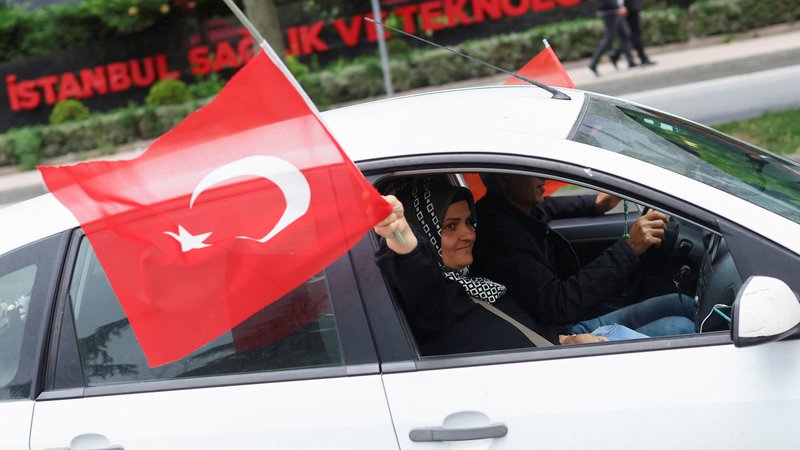 Fotografija: Podporniki trenutnega turškega predsednika Recepa Tayyipa Erdogana na ulicah Istanbula. FOTO: Hannah McKay/Reuters