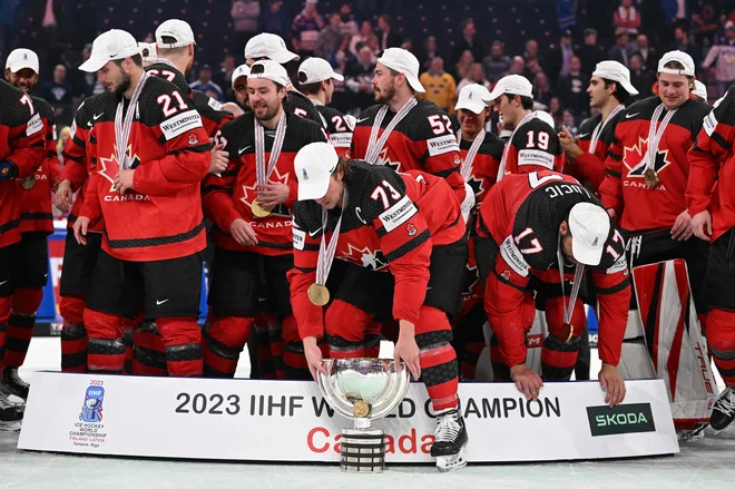 Kanadski kapetan Tyler Toffoli, nekoč klubski soigralec Anžeta Kopitarja, je ponosno dvignil pokal za naslov svetovnih prvakov. FOTO: Jonathan Nackstrand/AFP